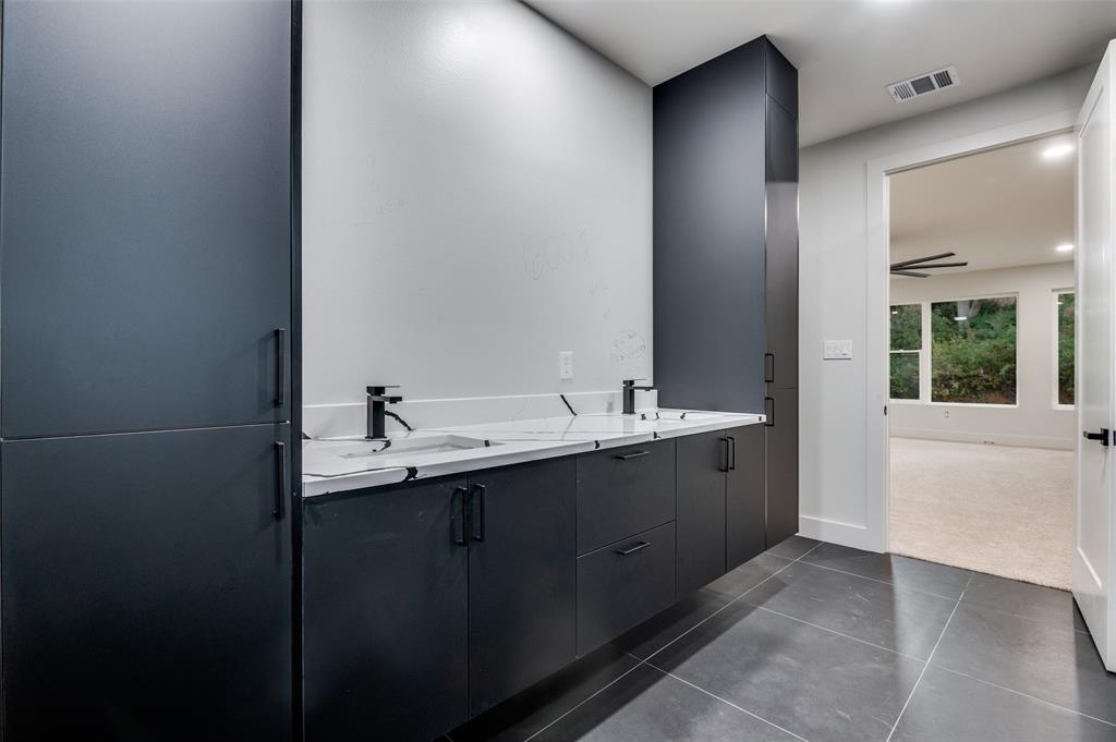 6301 Tiffany Oaks Lane Arlington, TX 76016 - Photo 20 of 40 a bathroom with a sink and mirror