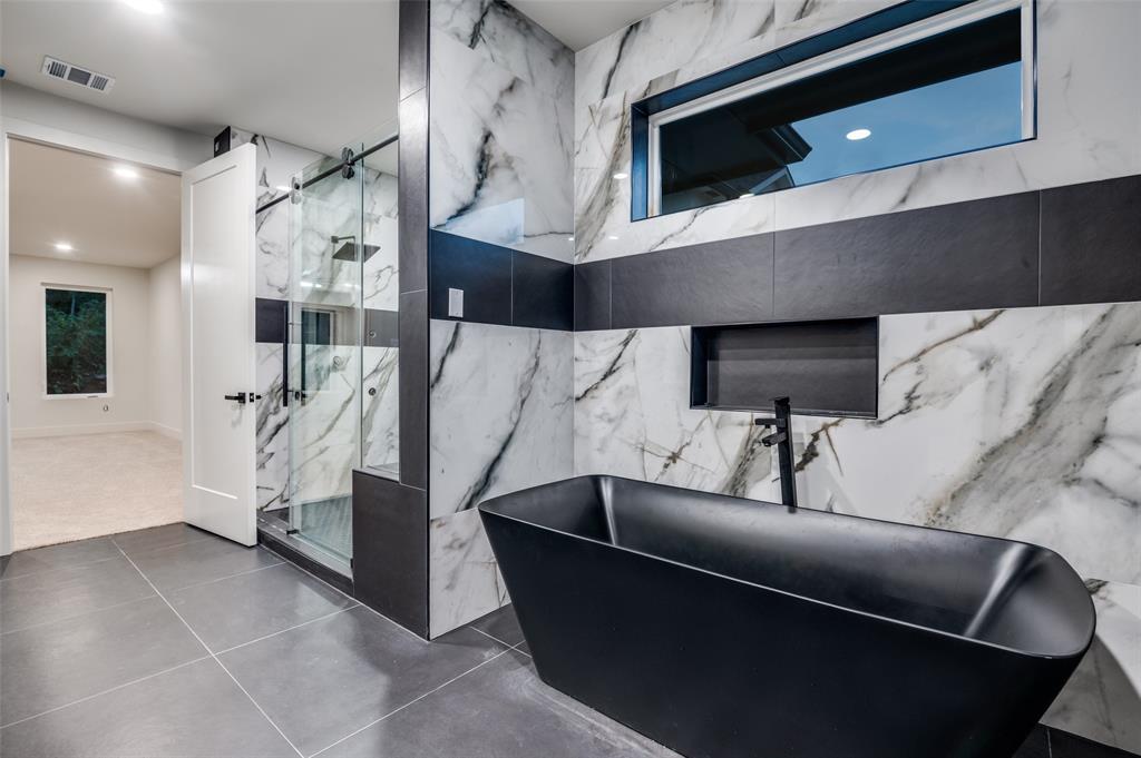 6301 Tiffany Oaks Lane Arlington, TX 76016 - Photo 22 of 40 a living room with furniture