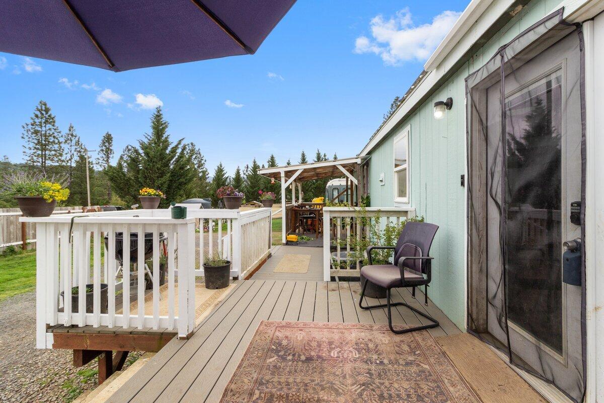 262 Barnes Way Cave Junction, OR 97523 - Photo 5 of 30 Front porch