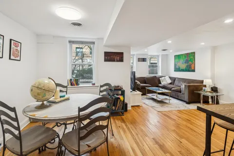 $209,000 | 945 West Gordon Terrace, Unit GW, Chicago, IL 60613