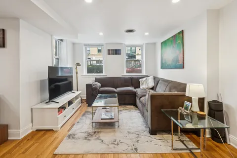 $209,000 | 945 West Gordon Terrace, Unit GW, Chicago, IL 60613