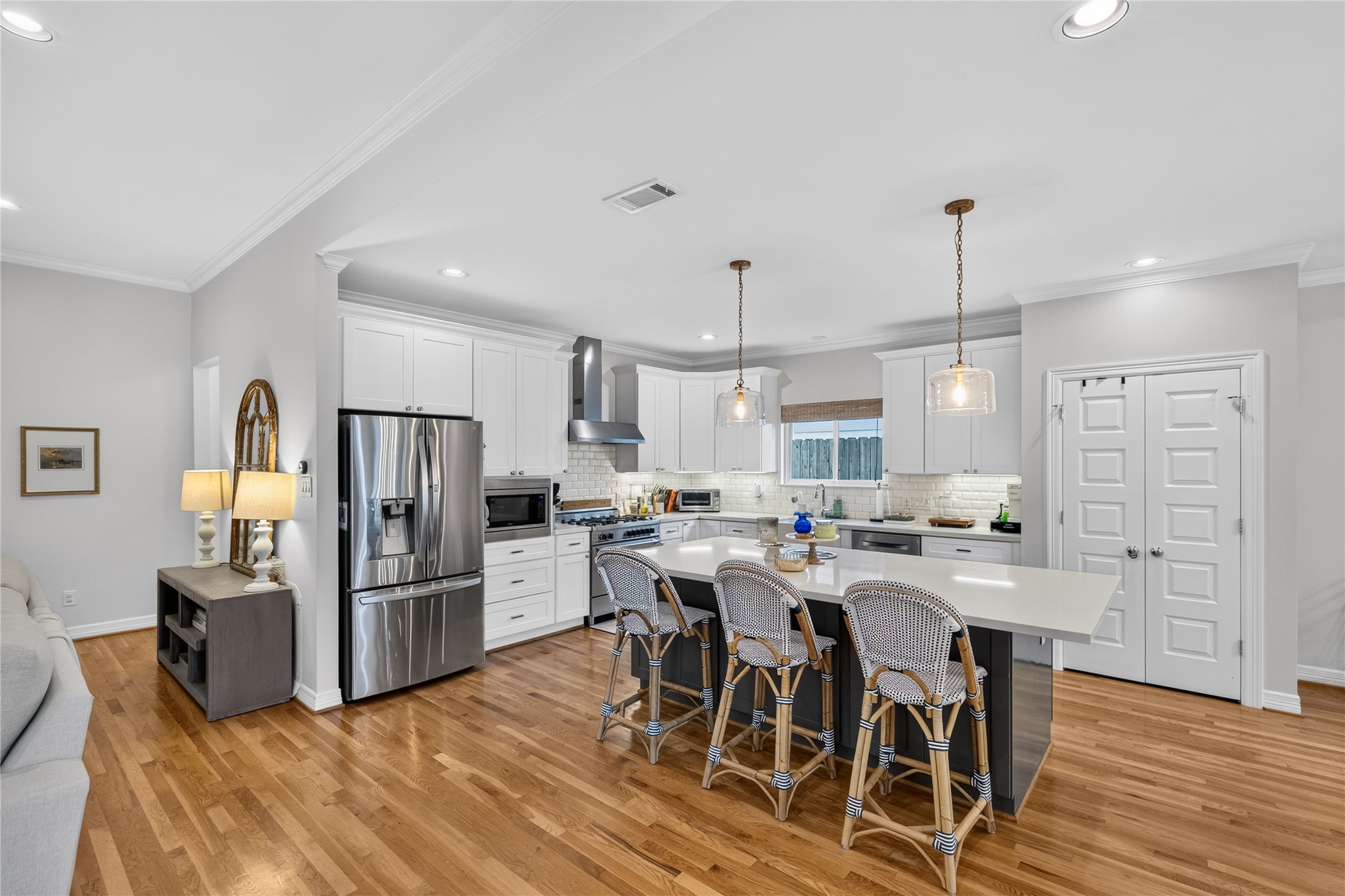 1722 Chippendale Road Houston, TX 77018 - Photo 8 of 41 Bright and inviting kitchen with modern appliances, a spacious island with seating, and elegant pendant lighting, perfect for entertaining.