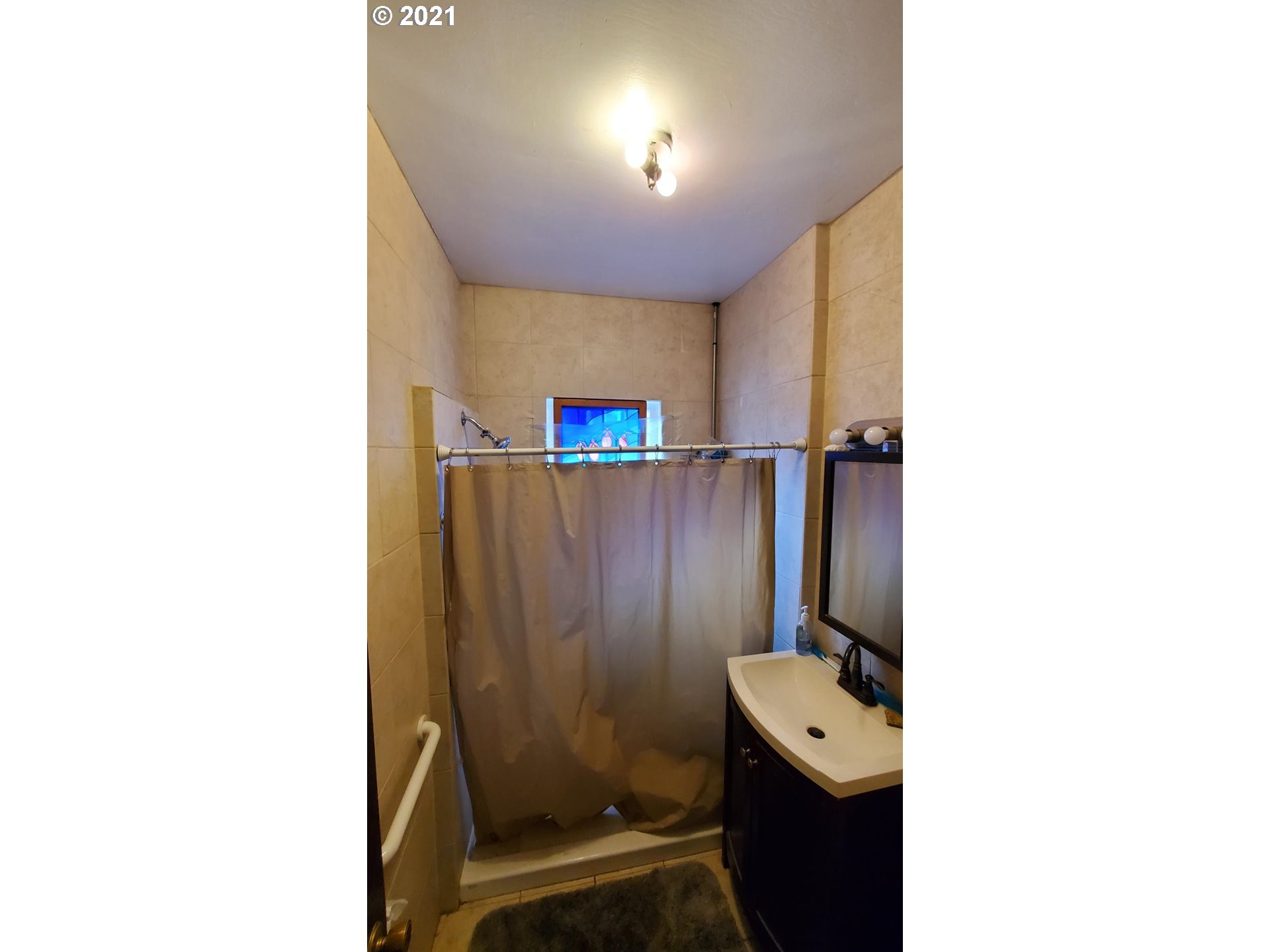 320 West D Street Springfield, OR 97477 - Photo 6 of 19 a view of a hallway with a room