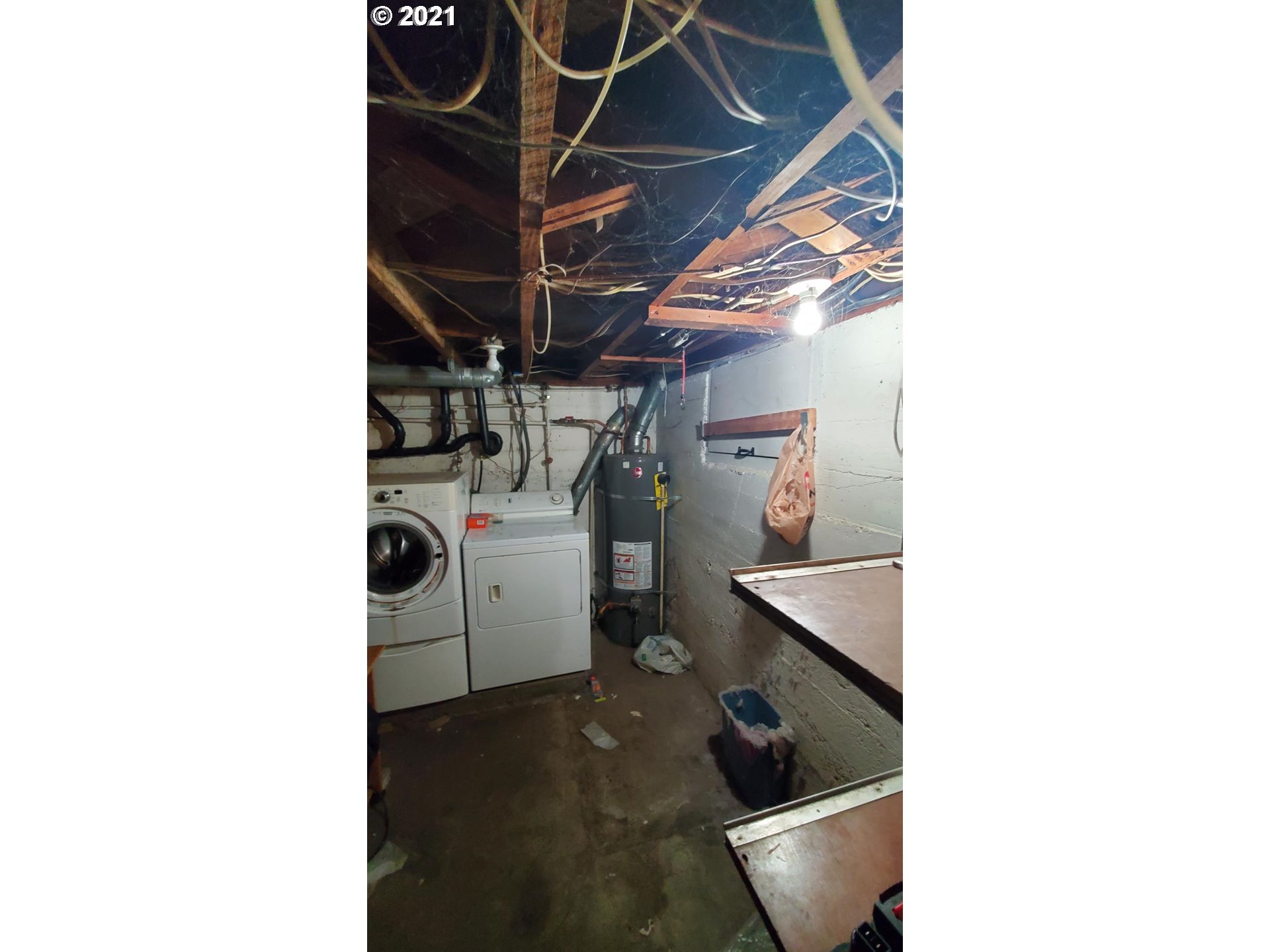 320 West D Street Springfield, OR 97477 - Photo 9 of 19 a utility room with dryer and washer