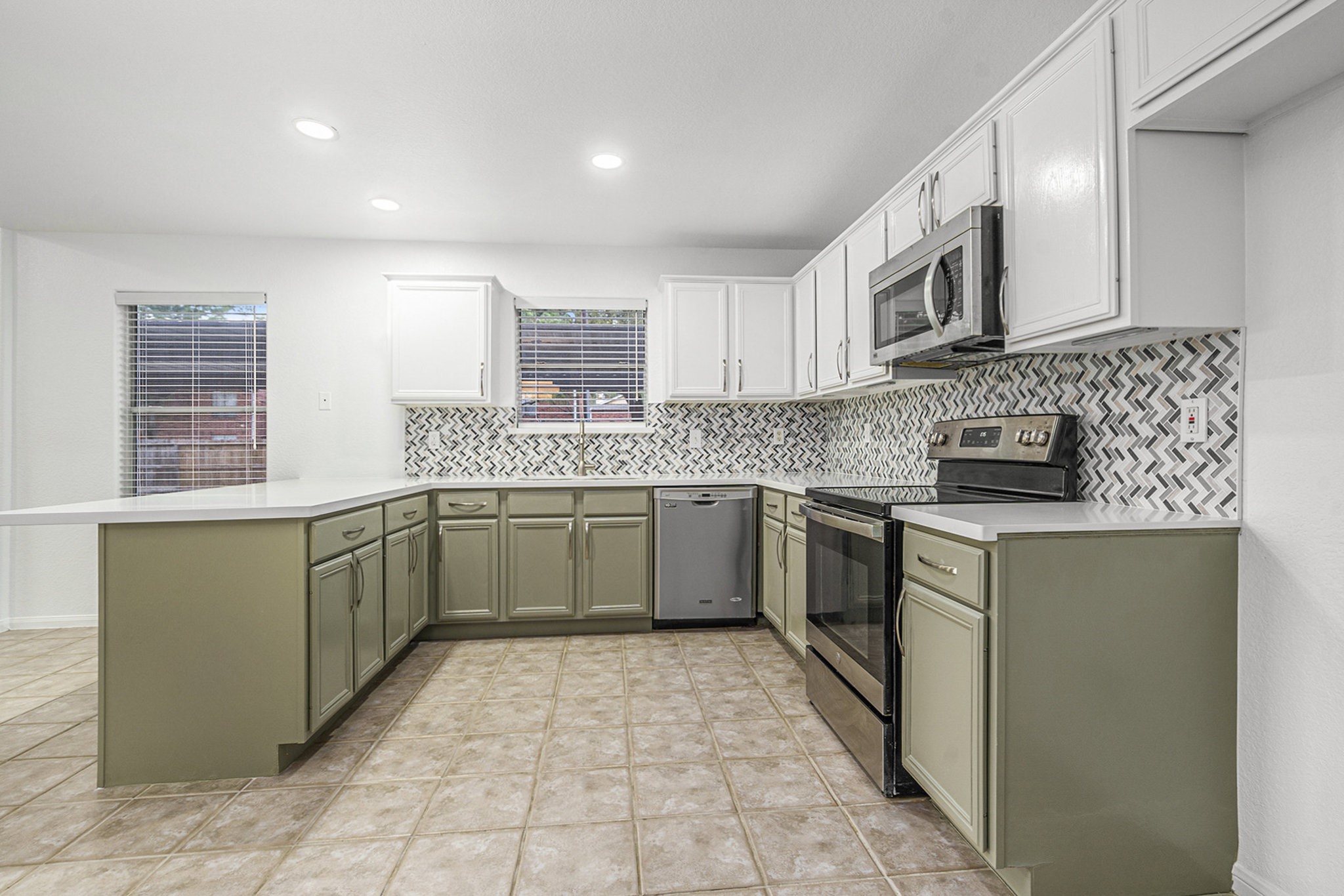 211 Hunt Road, Unit 211 Baytown, TX 77521 - Photo 9 of 27 glass tile backsplash