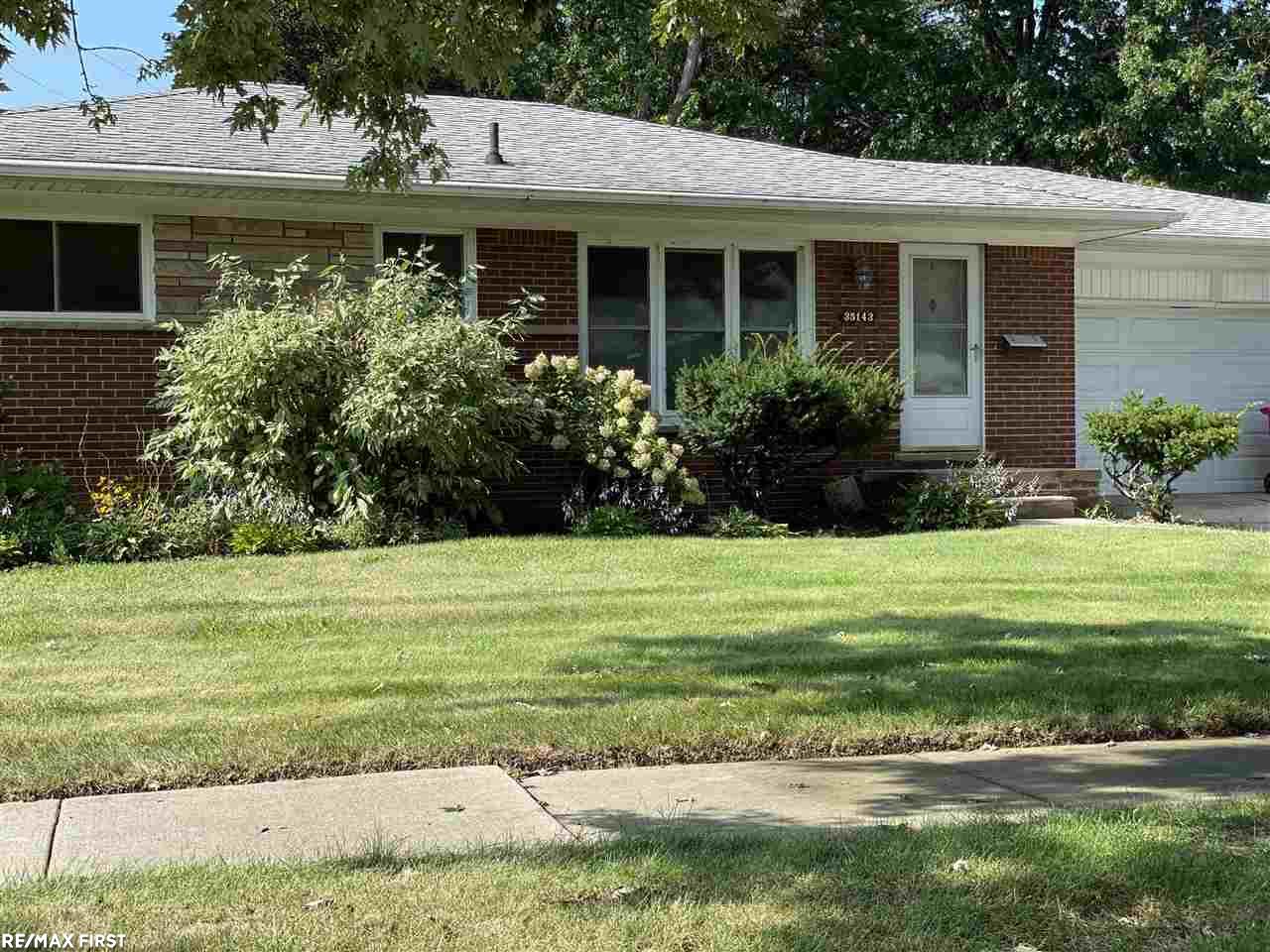 35143 Rutherford Street Clinton Township, MI 48035 - Photo 2 of 24 50053610-1.JPG