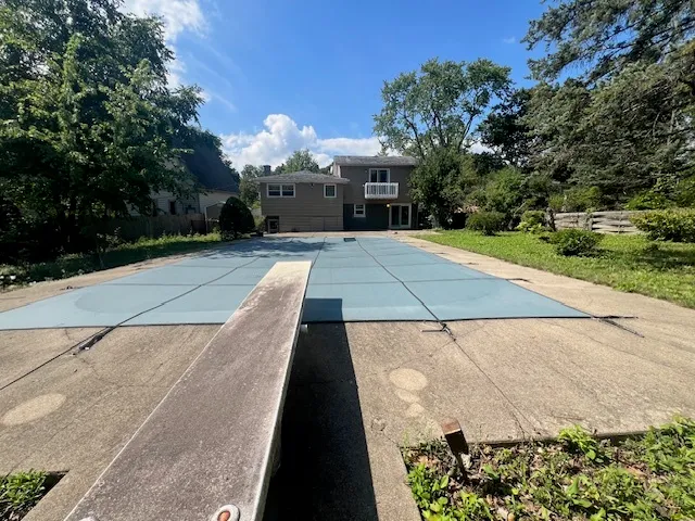 a view of a backyard