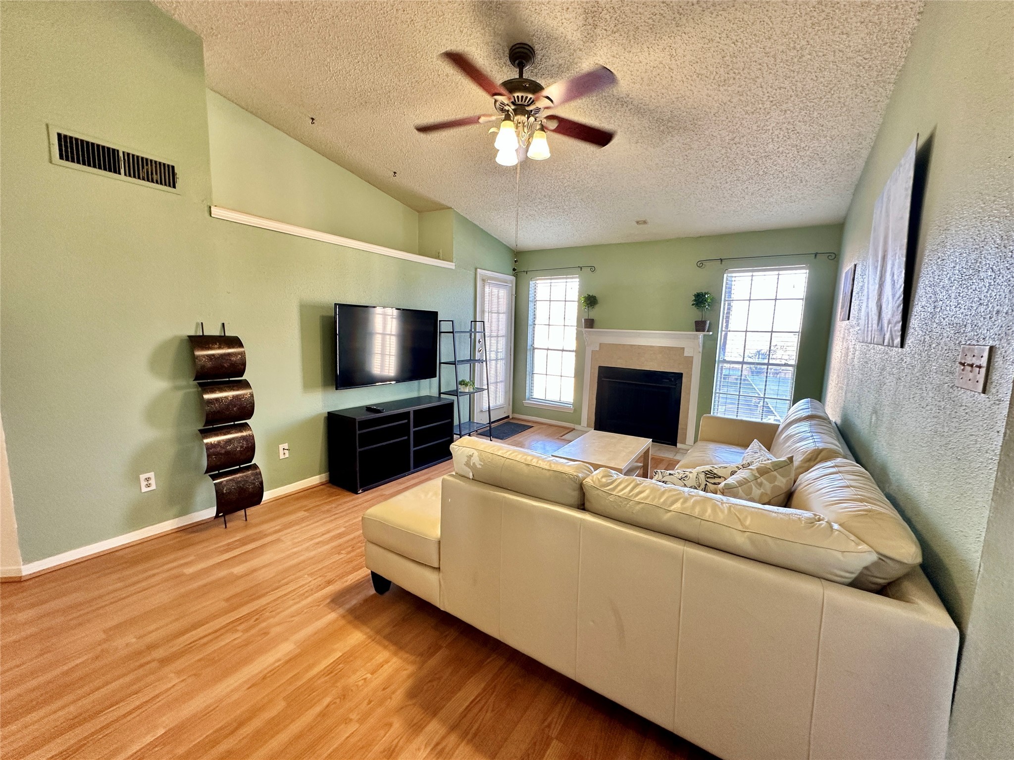 2121 Hepburn Street, Unit 808 Houston, TX 77054 - Photo 2 of 20 Living room