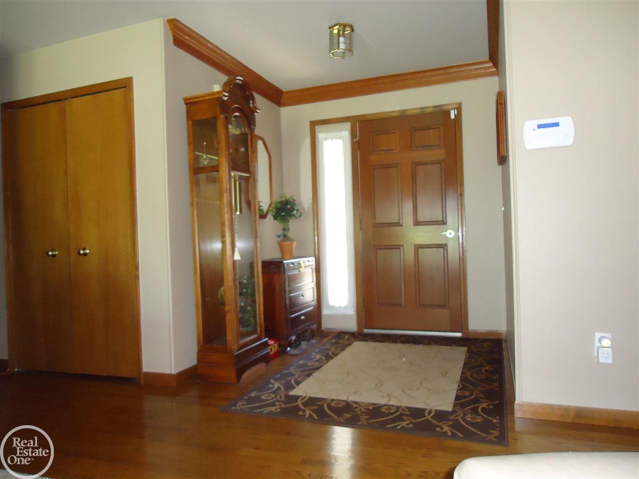 589 Lexington Drive Rochester, MI 48307 - Photo 5 of 39 Foyer hard wood