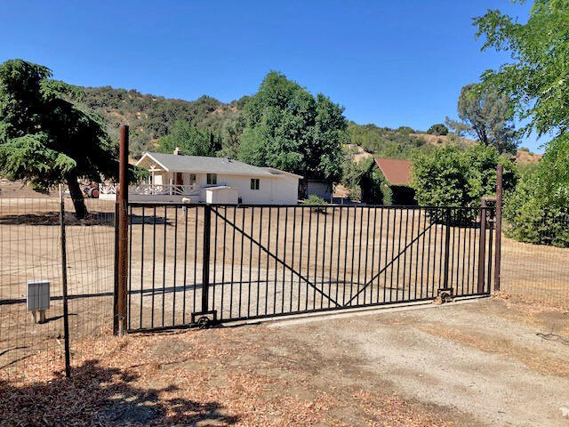 12758 Johnson Road Lake Elizabeth, CA 93532 - Photo 3 of 46 31
