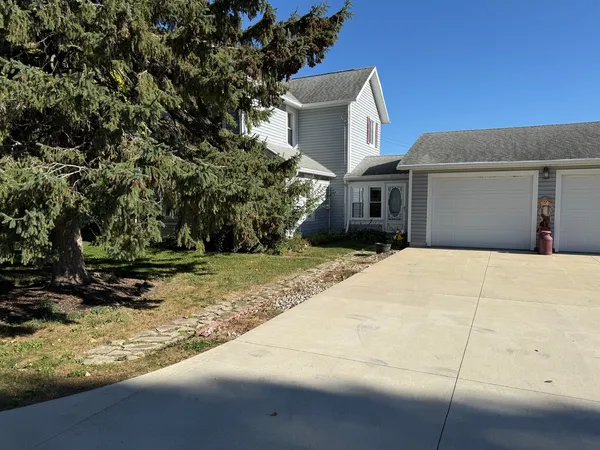 $185,000 | 7707 Highway 20, Freeport, IL 61032