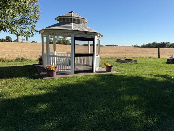 $185,000 | 7707 Highway 20, Freeport, IL 61032