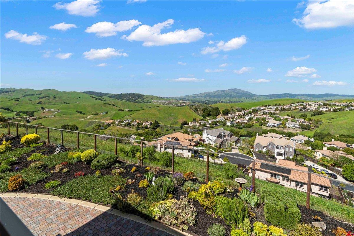 953 Winsford Court San Ramon, CA 94583 - Photo 4 of 73 a view of a city with mountains in the background