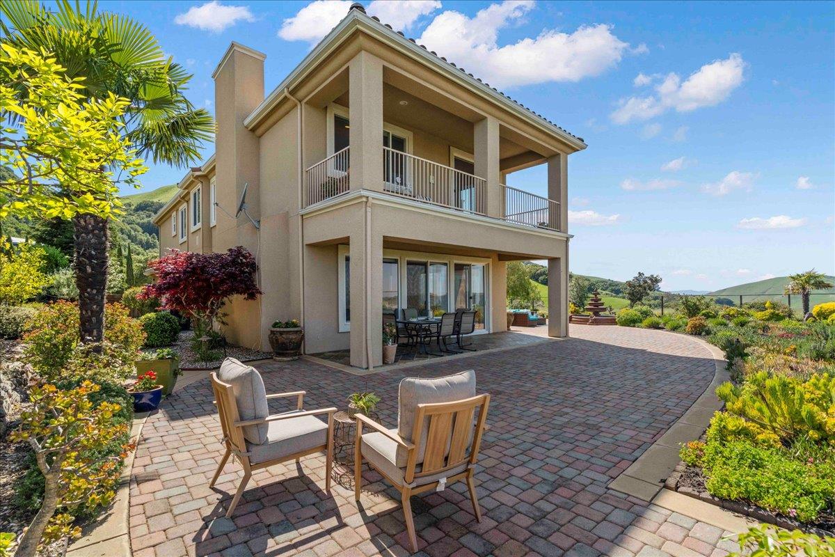 953 Winsford Court San Ramon, CA 94583 - Photo 61 of 73 a view of a house with sitting area and furniture