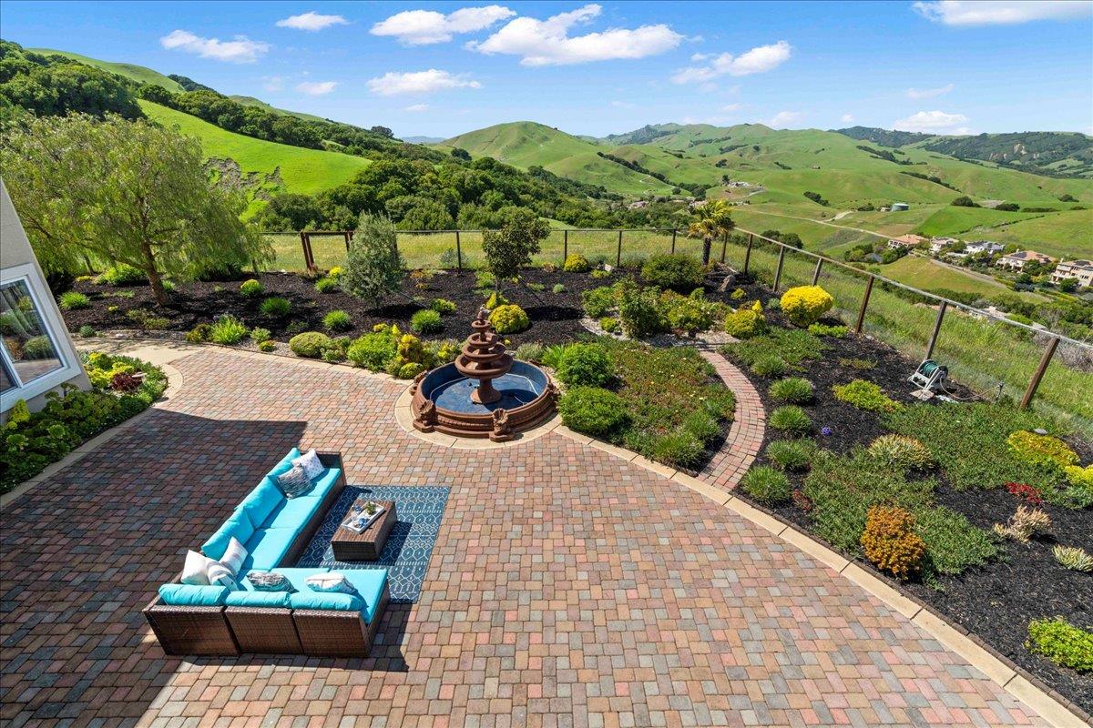 953 Winsford Court San Ramon, CA 94583 - Photo 68 of 73 a view of a garden with a houses