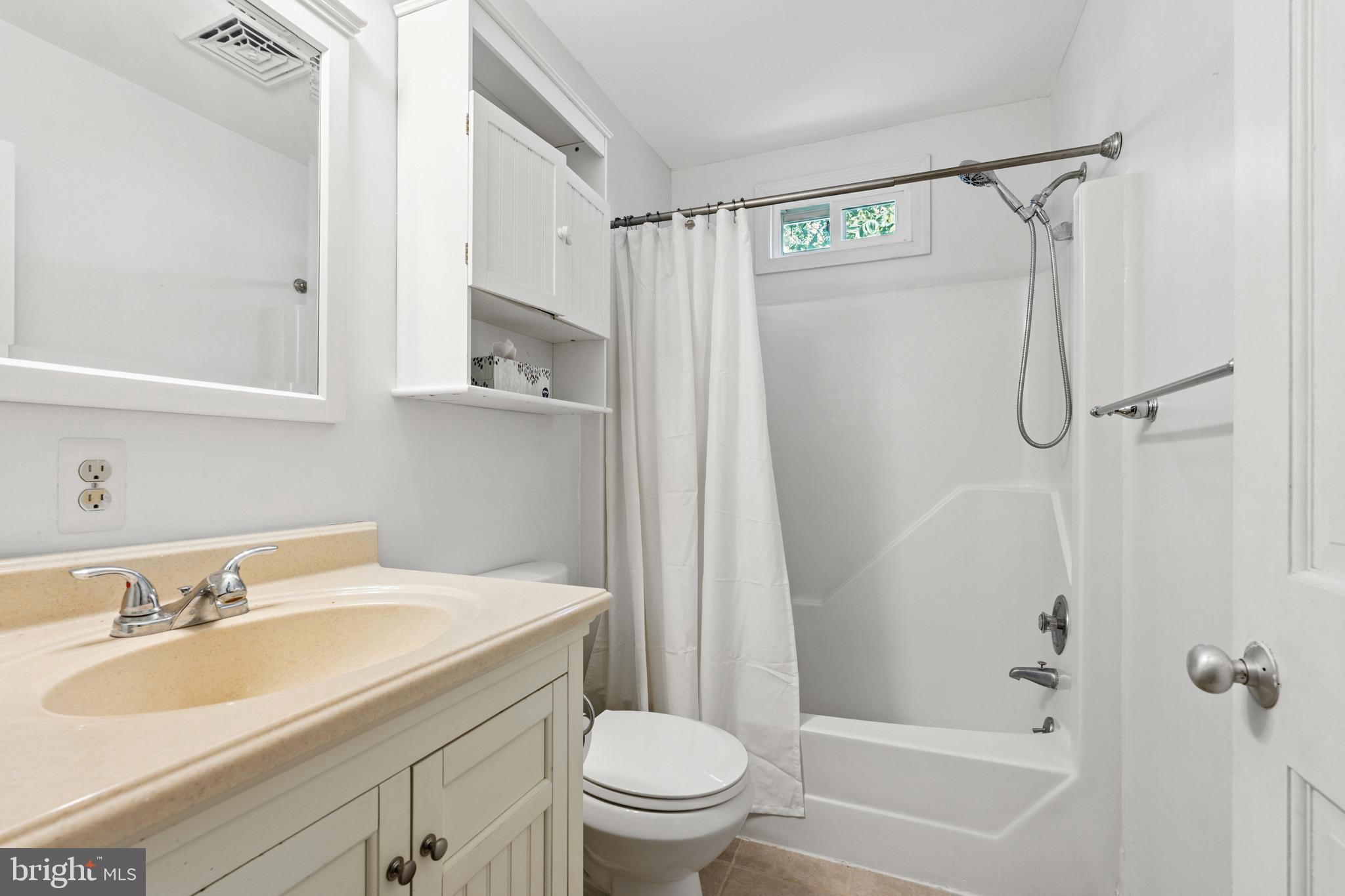 2554 Hoopers Island Road Fishing Creek, MD 21634 - Photo 47 of 85 2nd Bathroom