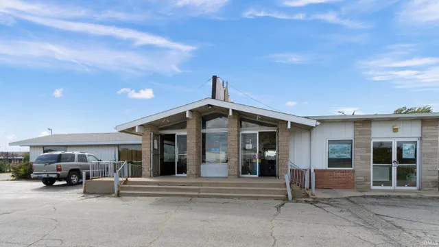 $620,000 | 10 West 815 North, Howe, IN 46746