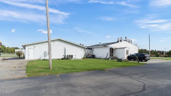 $620,000 | 10 West 815 North, Howe, IN 46746