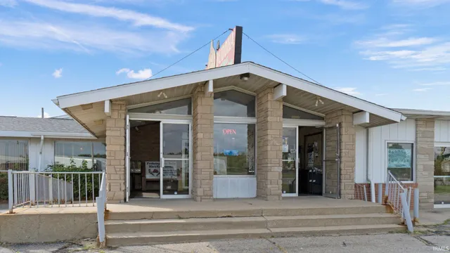 $620,000 | 10 West 815 North, Howe, IN 46746