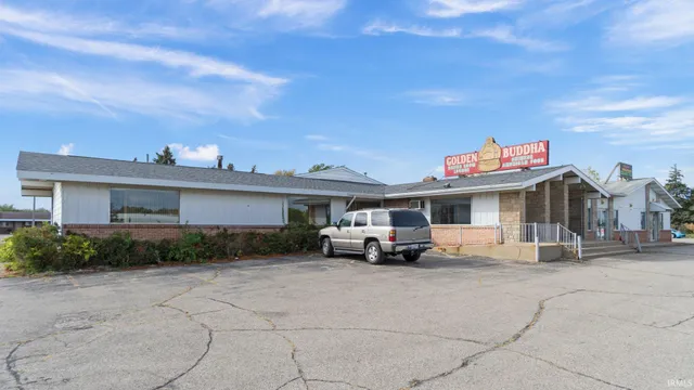 $620,000 | 10 West 815 North, Howe, IN 46746