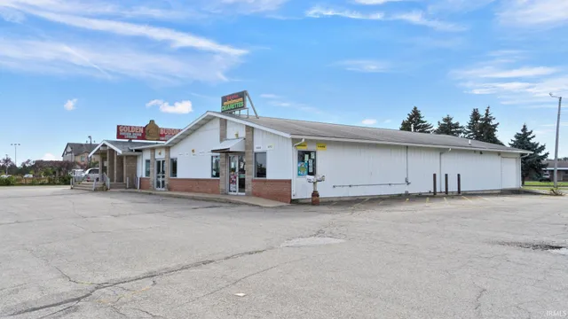 $620,000 | 10 West 815 North, Howe, IN 46746