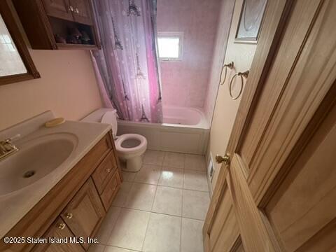 89 Kenmore Street Staten Island, NY 10312 - Photo 10 of 18 a bathroom with a sink and a tub
