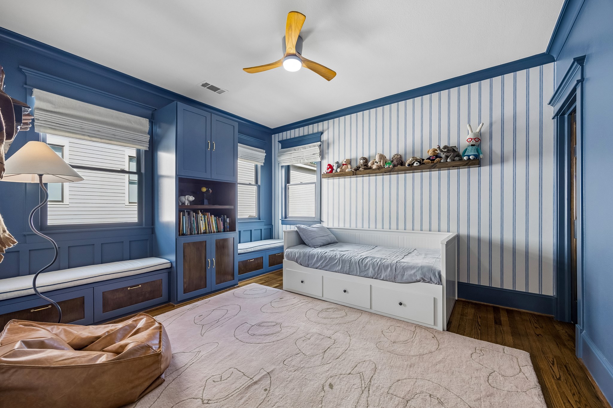 335 West 23rd Street Houston, TX 77008 - Photo 25 of 40 a bedroom with furniture and a window
