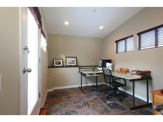 1900 South Federal Street, Unit B Chicago, IL 60616 - Photo 5 of 10 a workspace with furniture and window