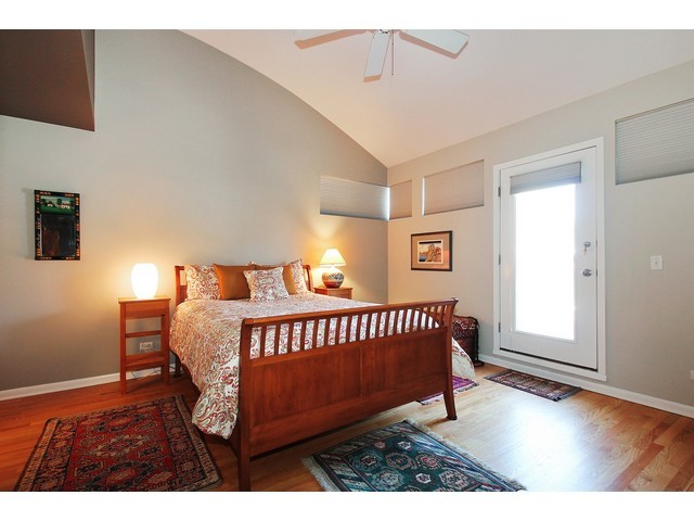 1900 South Federal Street, Unit B Chicago, IL 60616 - Photo 7 of 10 a bedroom with furniture and a window