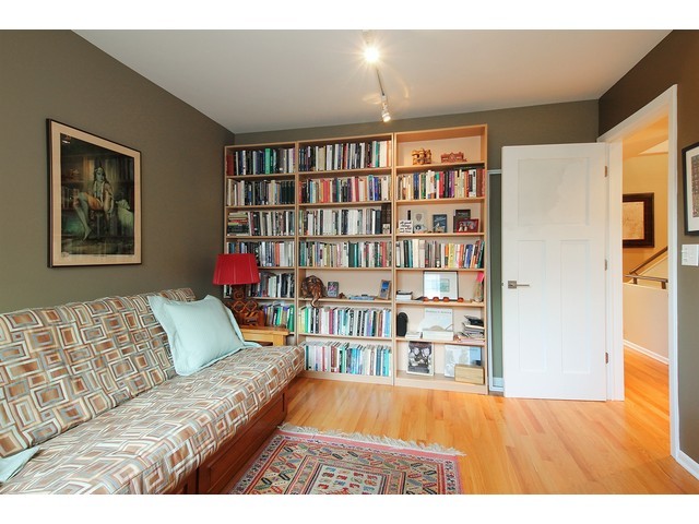 1900 South Federal Street, Unit B Chicago, IL 60616 - Photo 9 of 10 a living room with furniture and a book shelf