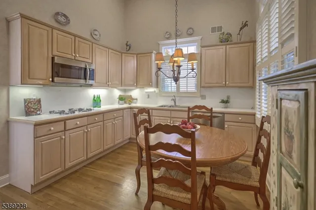 $915,000 | 6 Polo Club Road, Far Hills, NJ 07931