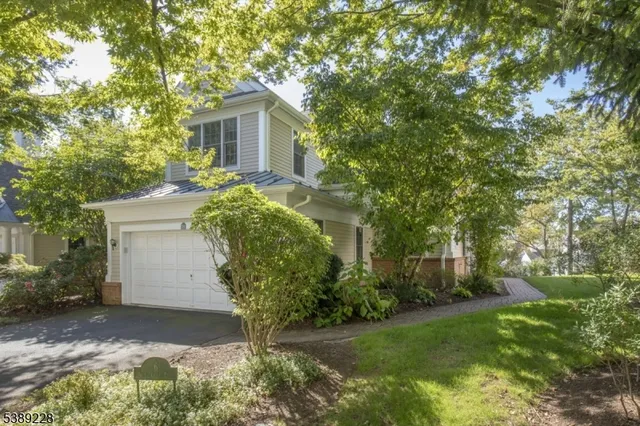 $915,000 | 6 Polo Club Road, Far Hills, NJ 07931