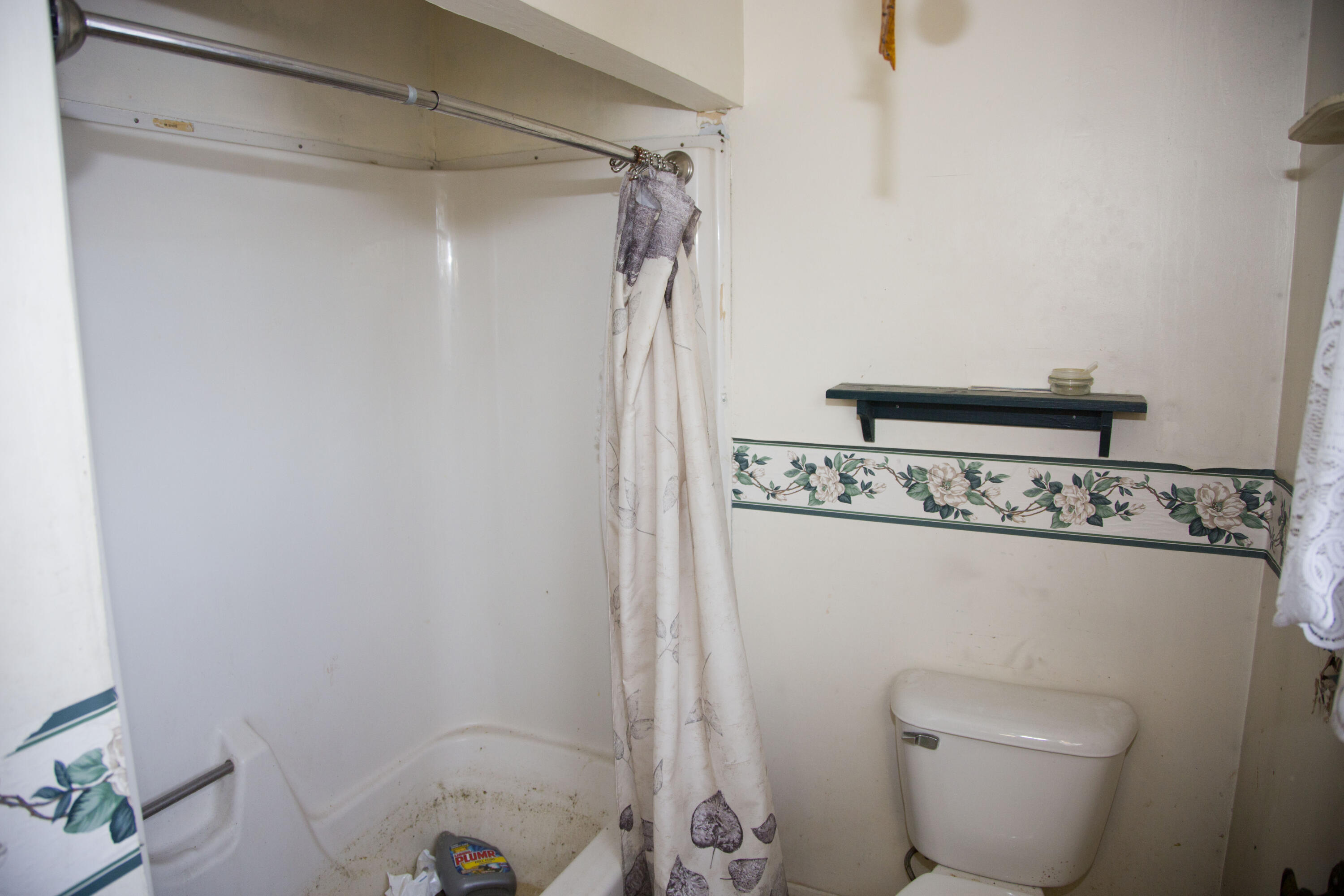 30 Pleasant Street Millinocket, ME 04462 - Photo 20 of 46 1st floor tub