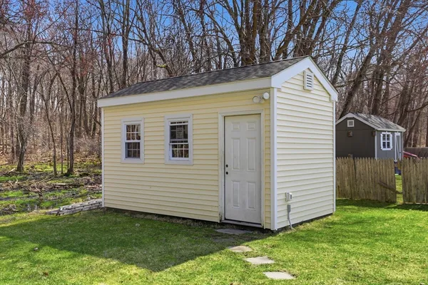 a view of a house with a yard