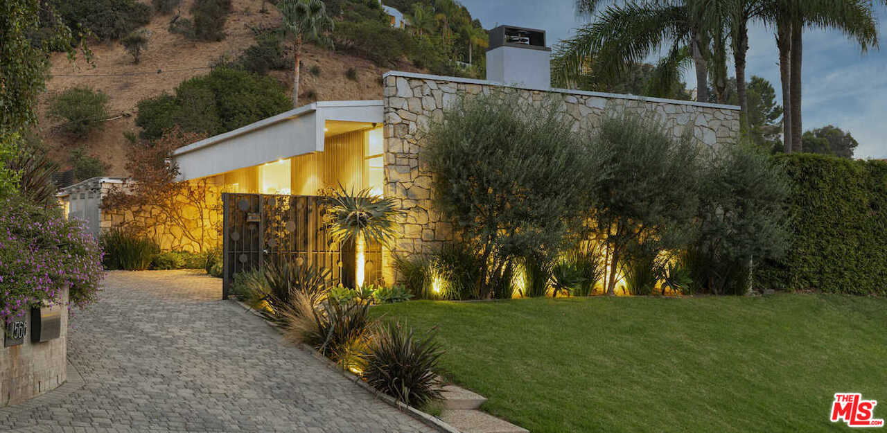 1566 Rising Glen Road Los Angeles, CA 90069 - Photo 3 of 32 a view of a back yard