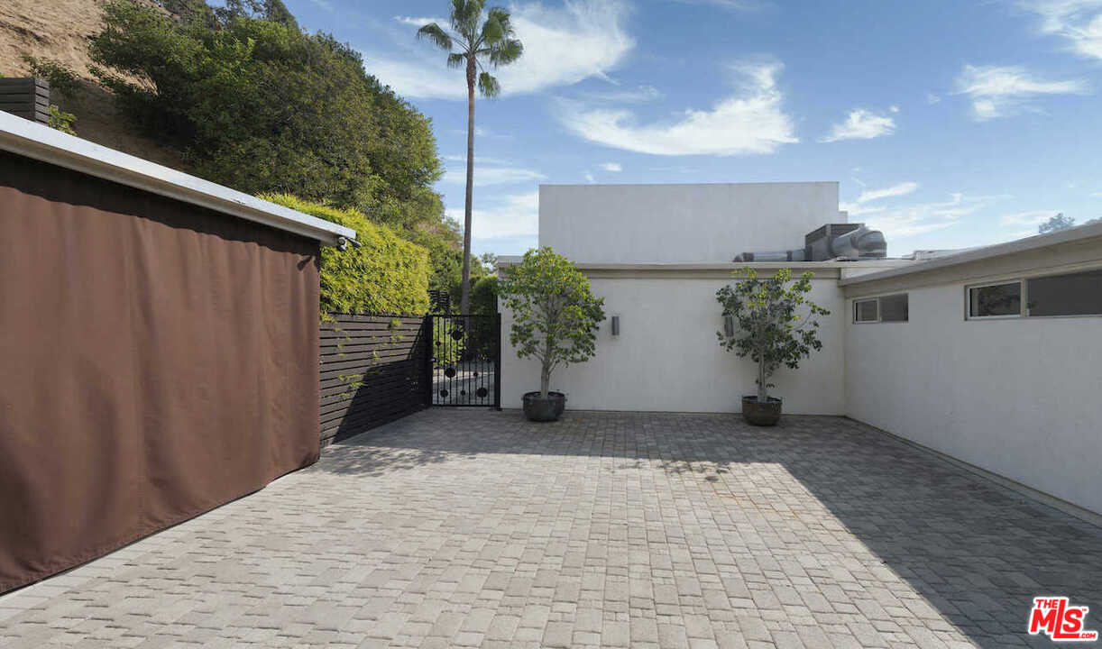 1566 Rising Glen Road Los Angeles, CA 90069 - Photo 30 of 32 a view of a backyard of the house