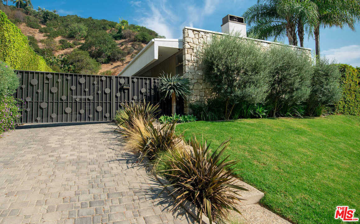 1566 Rising Glen Road Los Angeles, CA 90069 - Photo 5 of 32