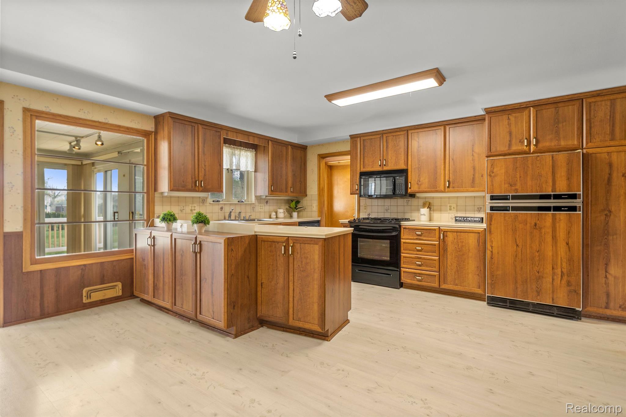 451 South Gulley Road Dearborn, MI 48124 - Photo 12 of 41 Kitchen