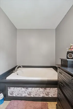 $599,900 | 1923 East Kimmel Road, Jackson, MI 49201