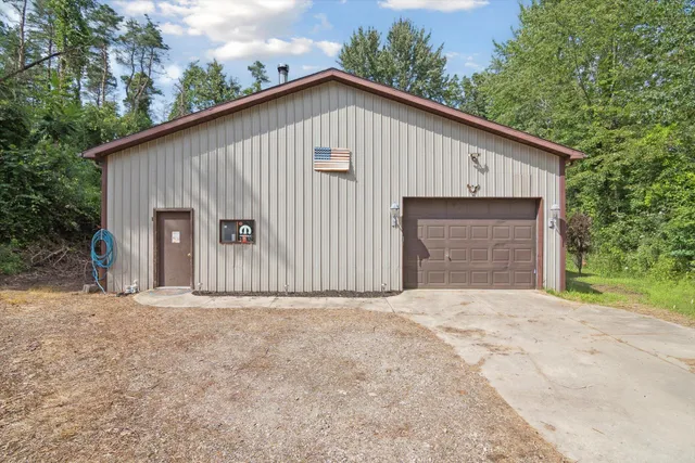 $599,900 | 1923 East Kimmel Road, Jackson, MI 49201