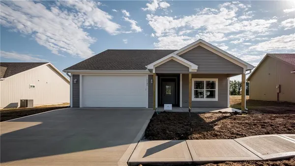 $315,000 | 1405 North White Oaks Lane, Napoleon, MO 64074