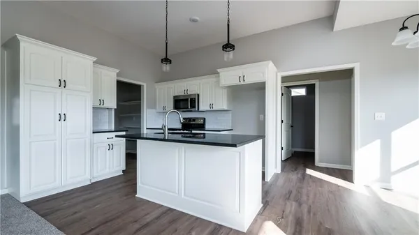 $315,000 | 1405 North White Oaks Lane, Napoleon, MO 64074