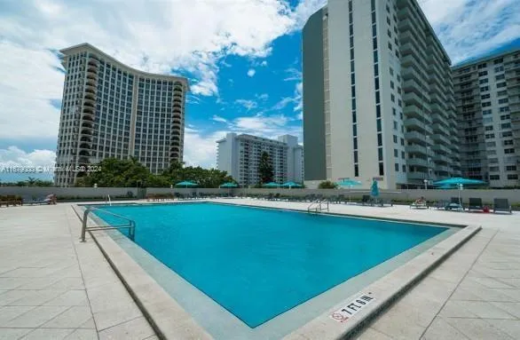 $4,500 | 5601 Collins Avenue, Unit 1605, Miami Beach, FL 33140