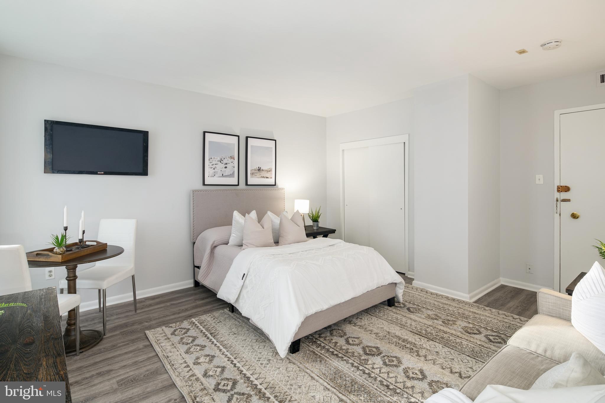 135 South 19th Street, Unit 913 Philadelphia, PA 19103 - Photo 3 of 15 a bedroom with a bed and a chair