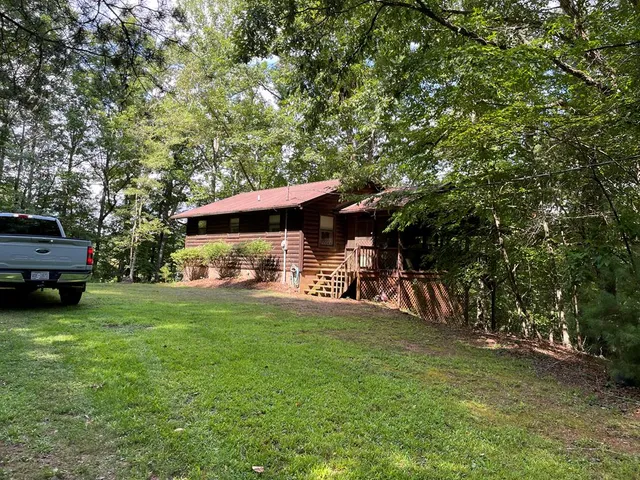a view of a house with backyard