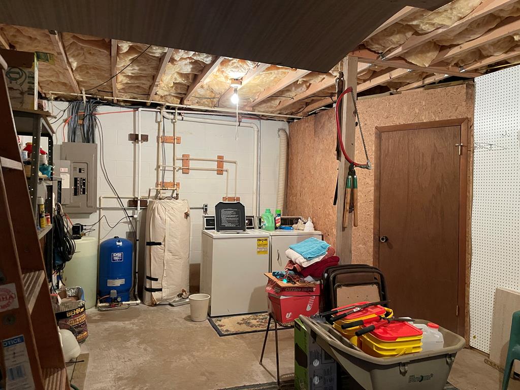 823 Crisp Road Murphy, NC 28906 - Photo 17 of 17 a room with musical instruments