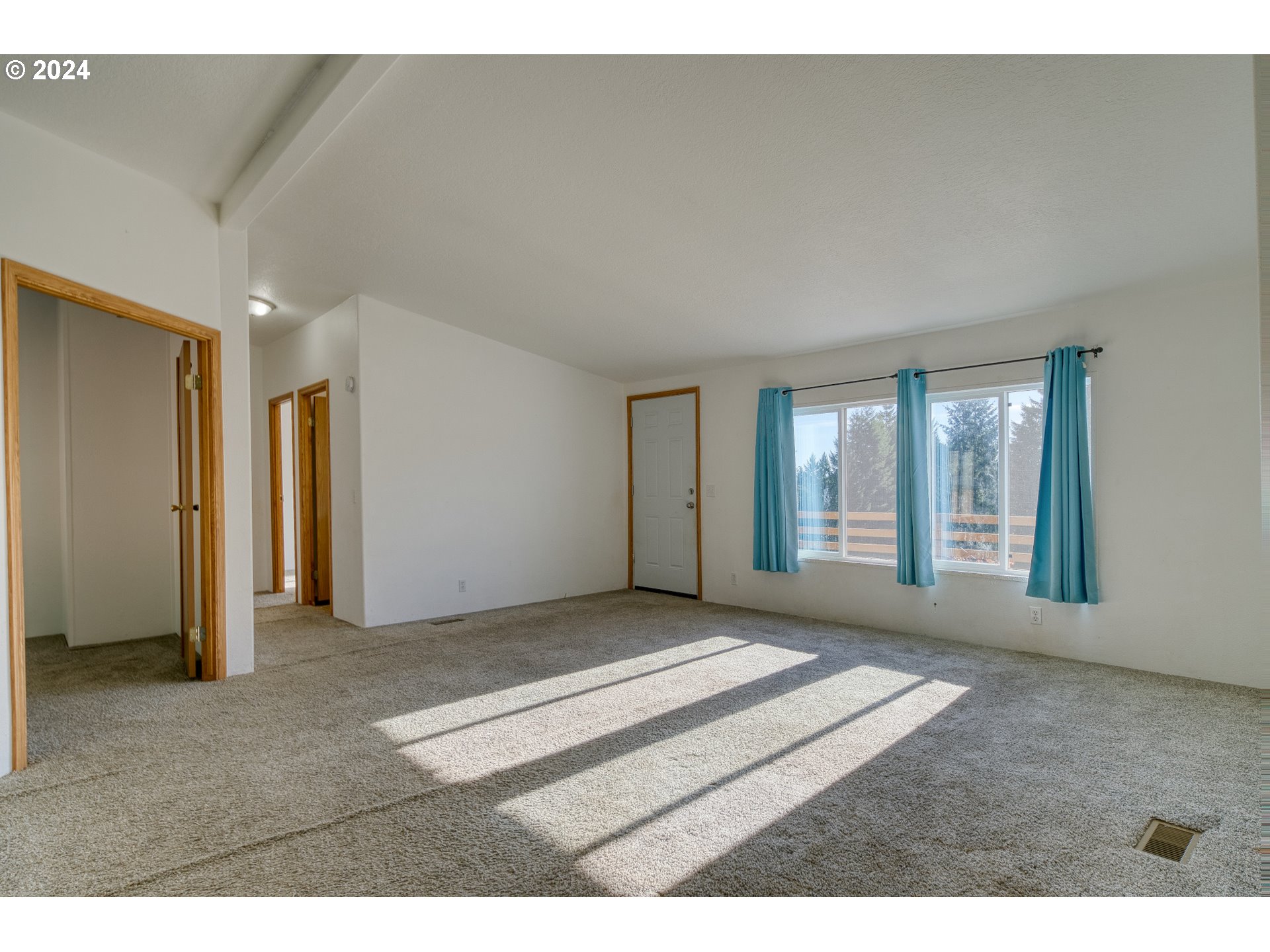 62040 Conibear Road St. Helens, OR 97051 - Photo 4 of 30 Living Room/Entrance