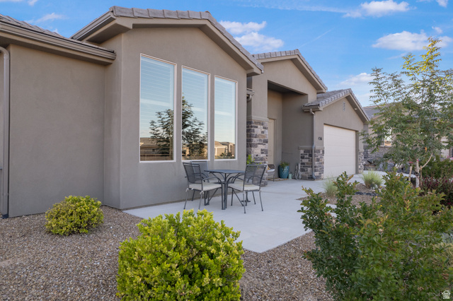 456 South Subway Hurricane, UT 84737 - Photo 14 of 46 Courtyard, Entryway, Garage - The views from this courtyard are Spectacular!!