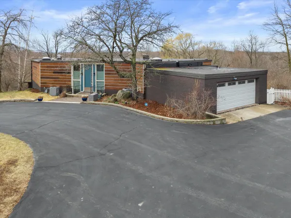 $725,000 | 6171 Pleasant Hill Drive, Trenton, WI 53095