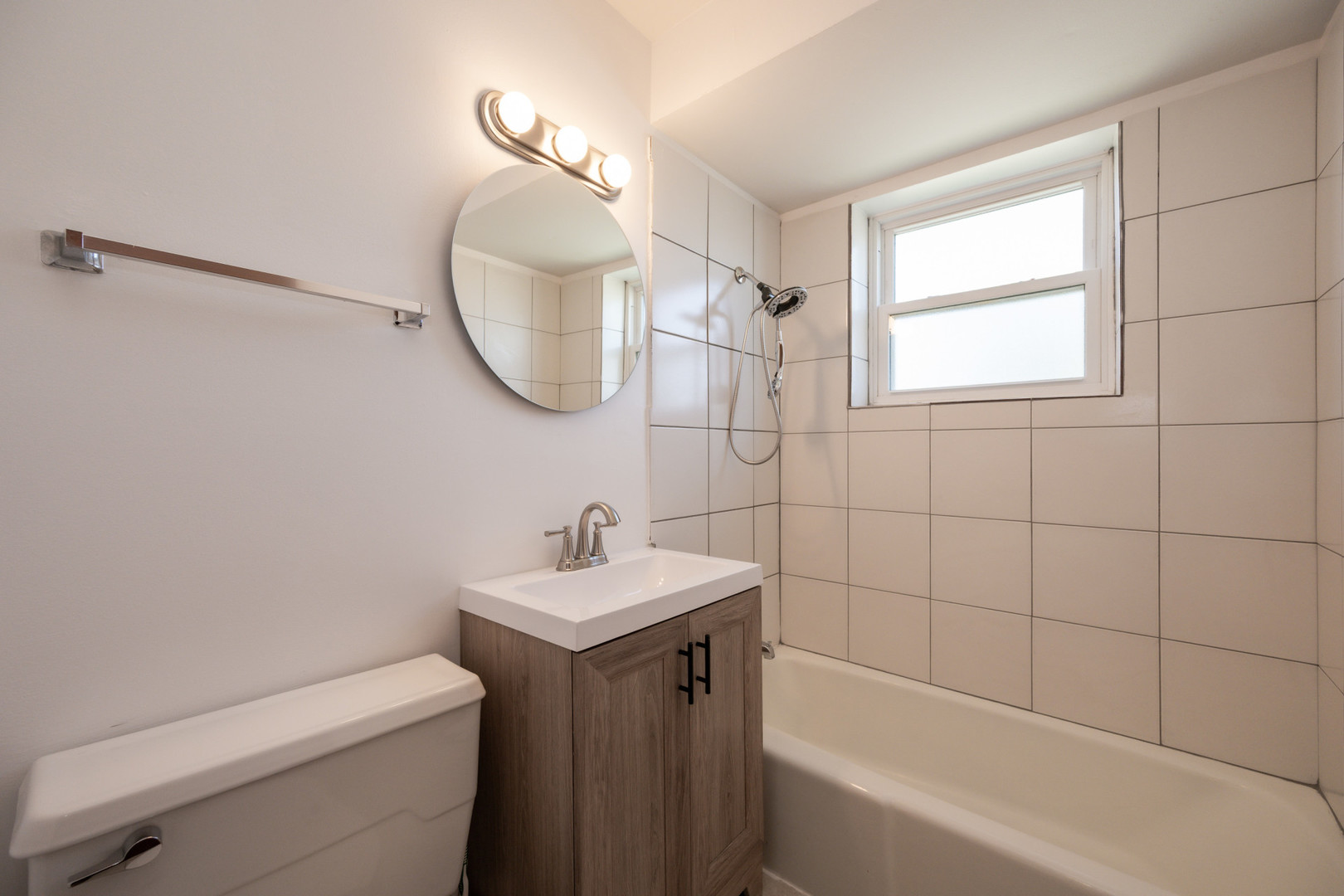 14450 Jefferson Avenue, Unit 2E Orland Park, IL 60462 - Photo 5 of 8 a bathroom with a sink a toilet and bathtub